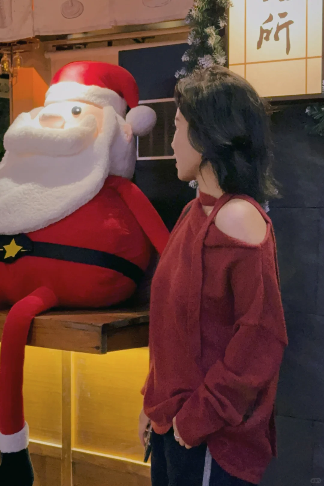 站在四海城夜晚的街角✨