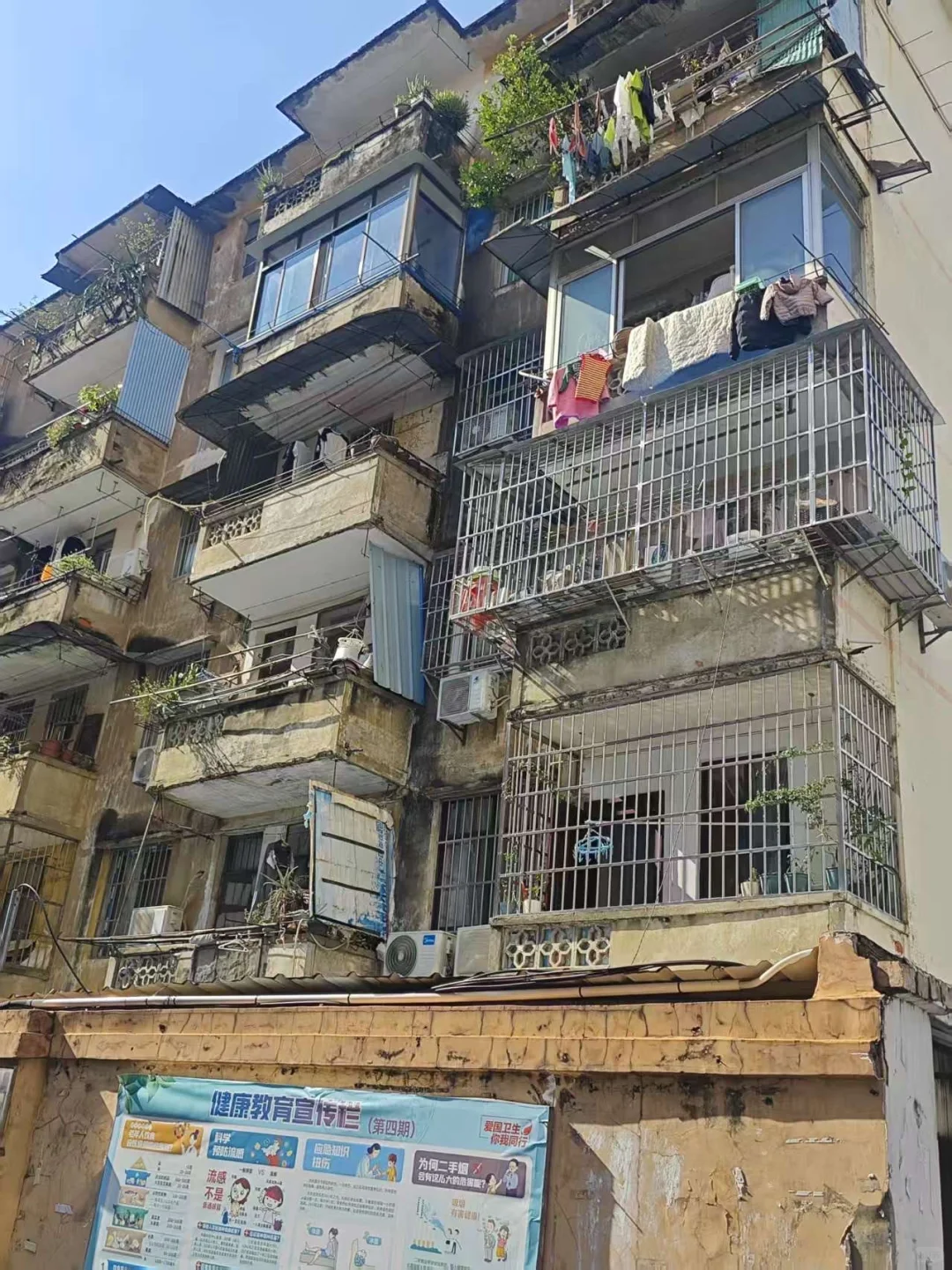 物业出租 步梯一房一厅700（没有中介费)