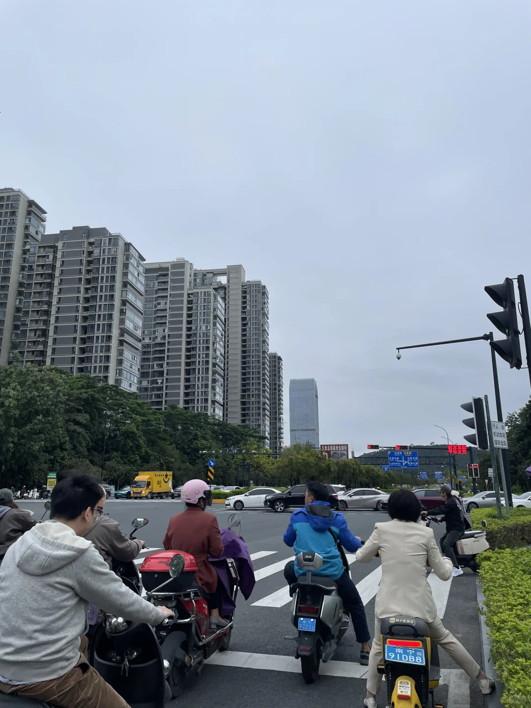 广西南宁本地11月10日天气和穿搭如图