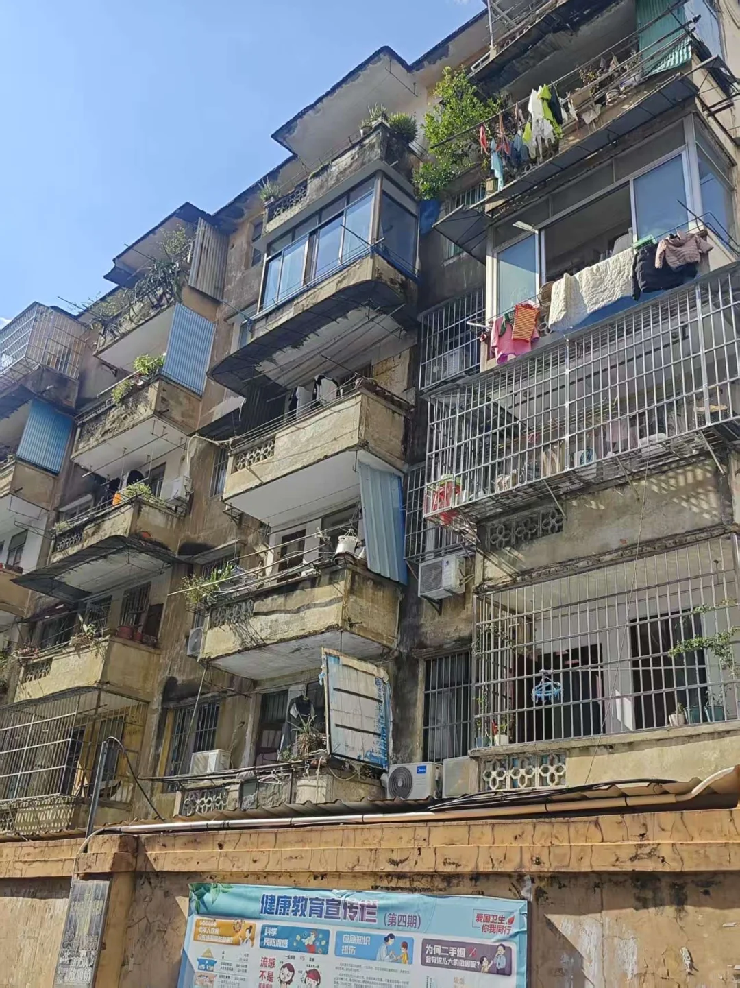 物业出租 步梯一房一厅700（没有中介费)