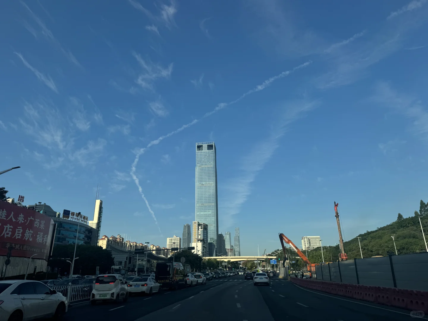 今天早上南宁的天空出现了翅膀云