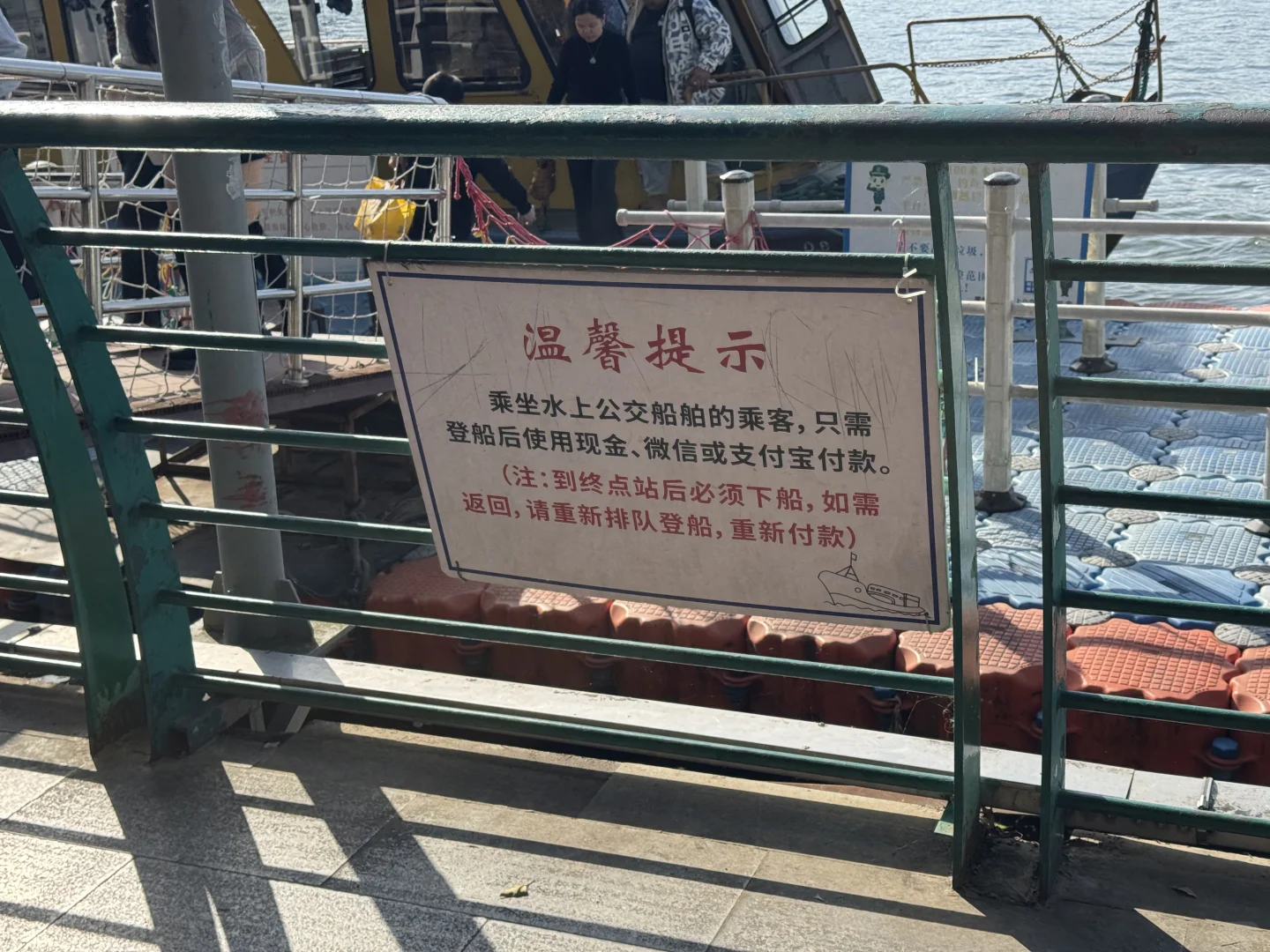 柳州水上公交排队1小时起……