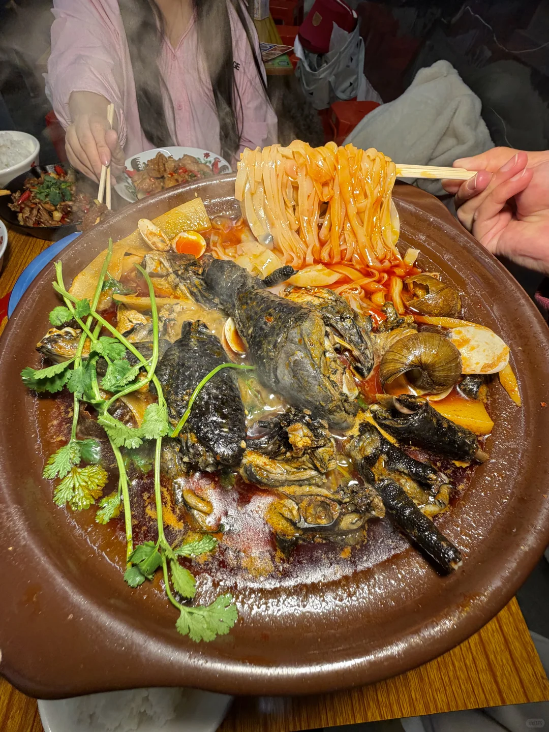 卧卧卧。。。。柳州有这么好吃的田螺乌鸡煲啊！