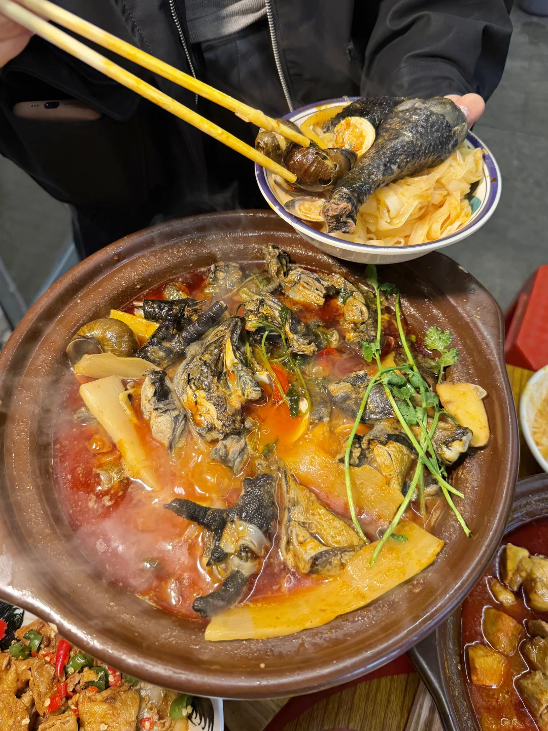 卧卧卧。。。。柳州有这么好吃的田螺乌鸡煲啊！