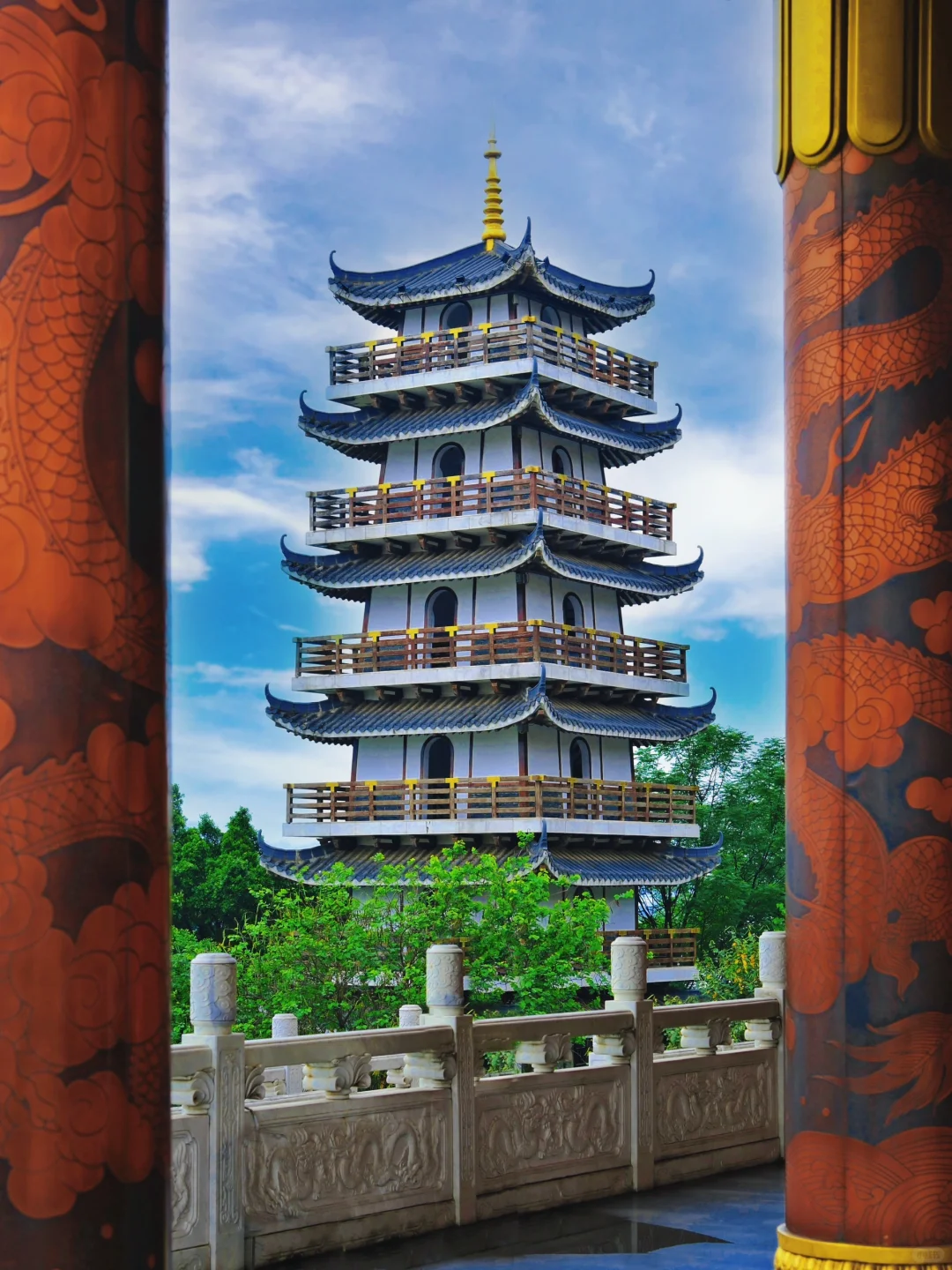 不是维多利亚港，这里只是一座三线小城…