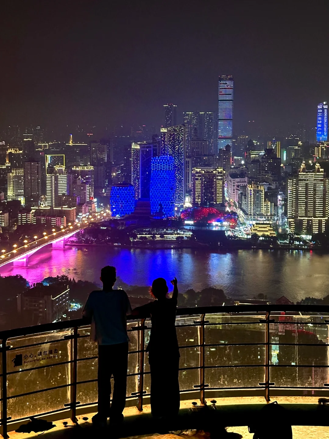 不是维多利亚港，这里只是一座三线小城…