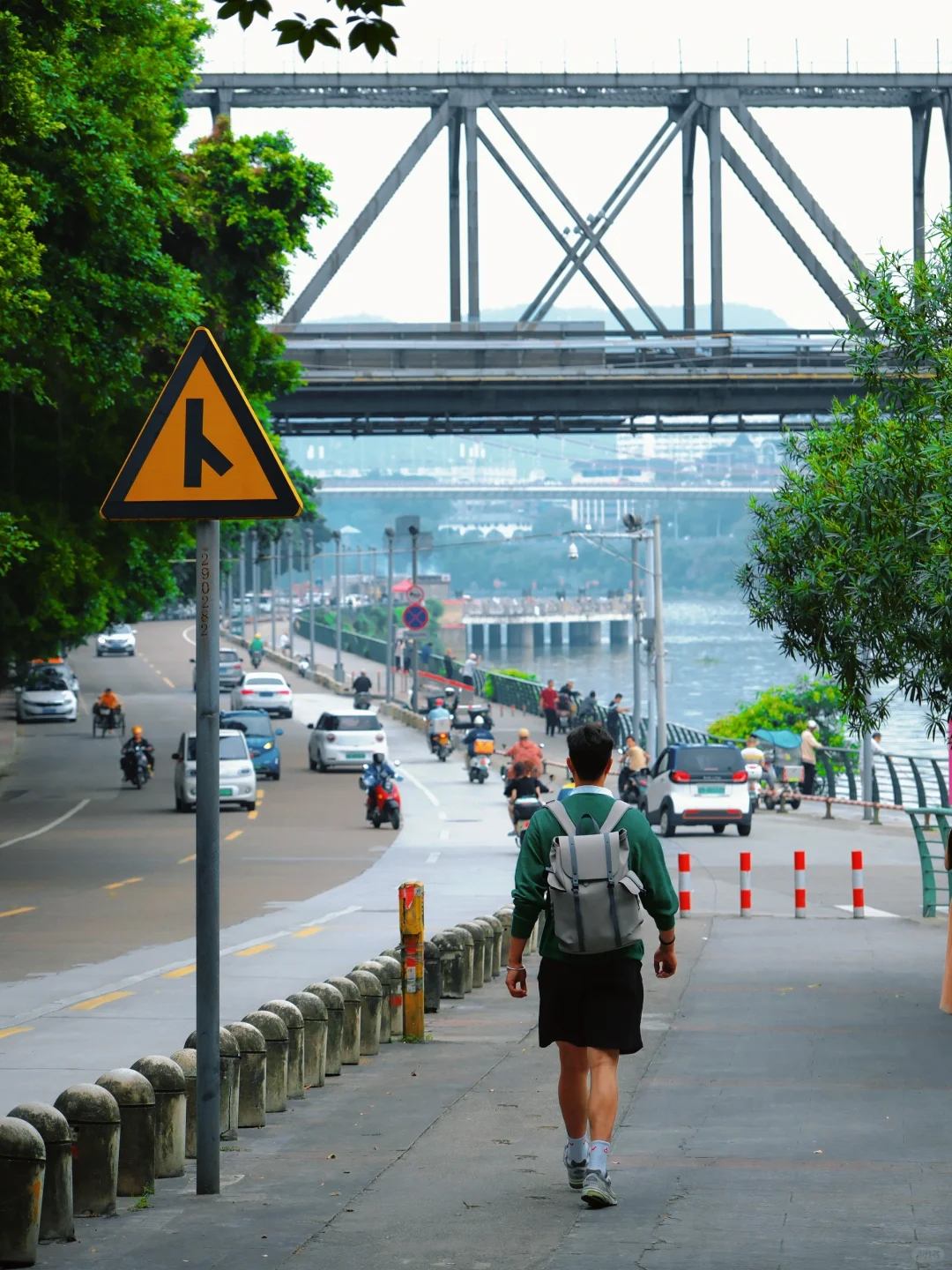 不是维多利亚港，这里只是一座三线小城…