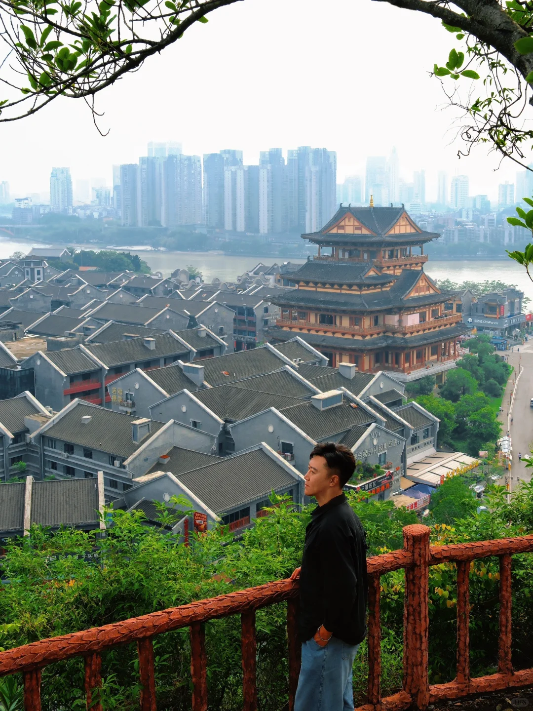 不是维多利亚港，这里只是一座三线小城…