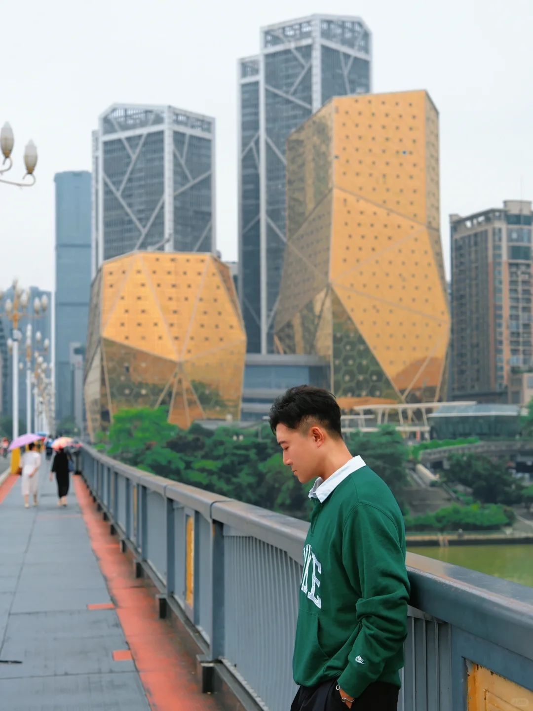 不是维多利亚港，这里只是一座三线小城…