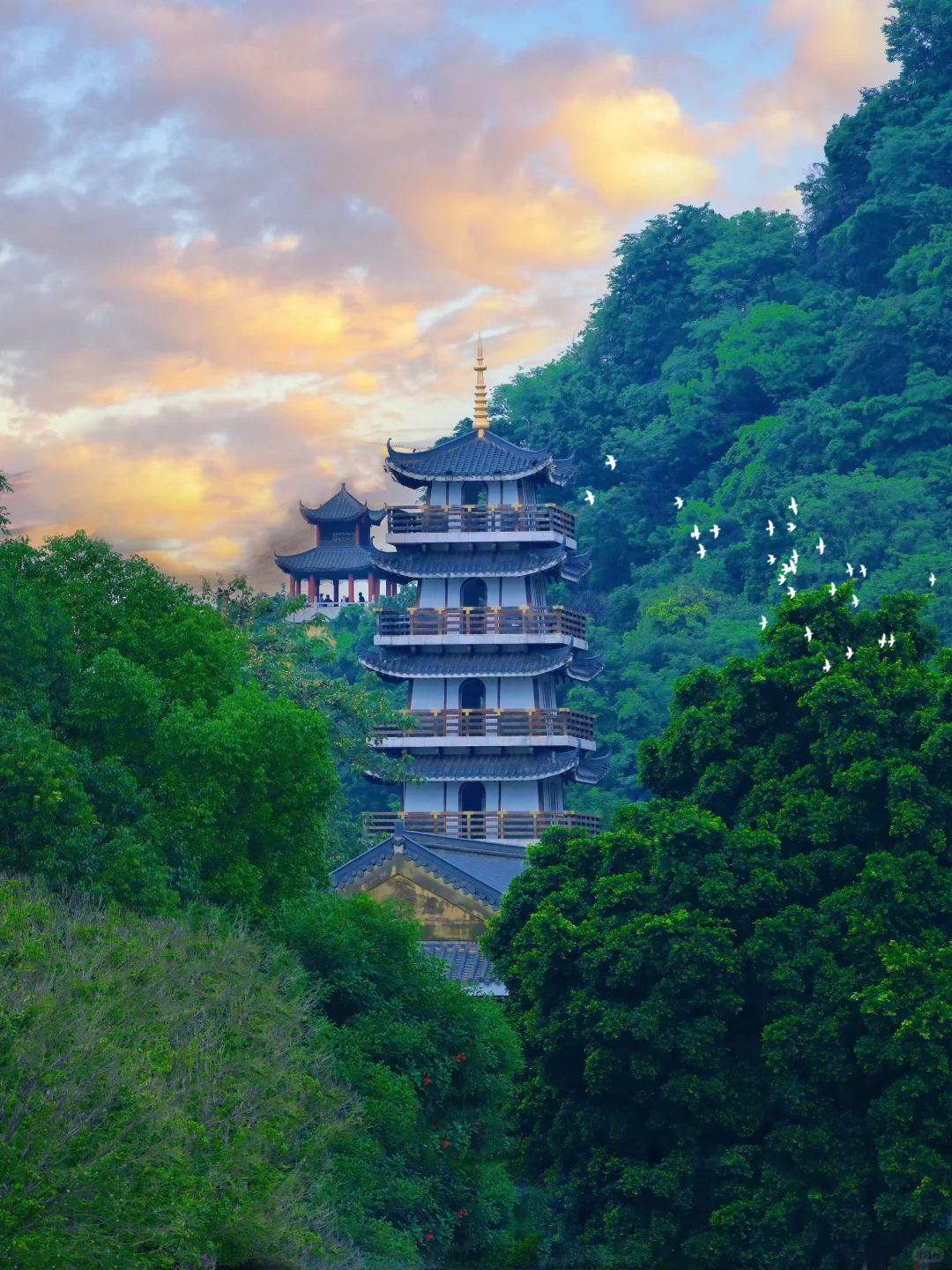 不是维多利亚港，这里只是一座三线小城…