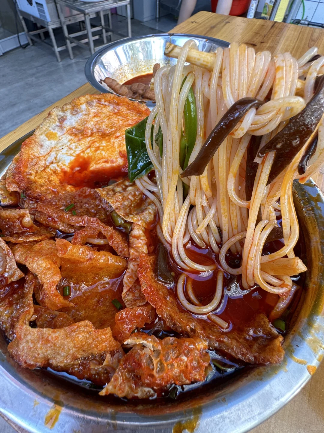 柳州巷子里！！个人心中数一数二的螺蛳粉！