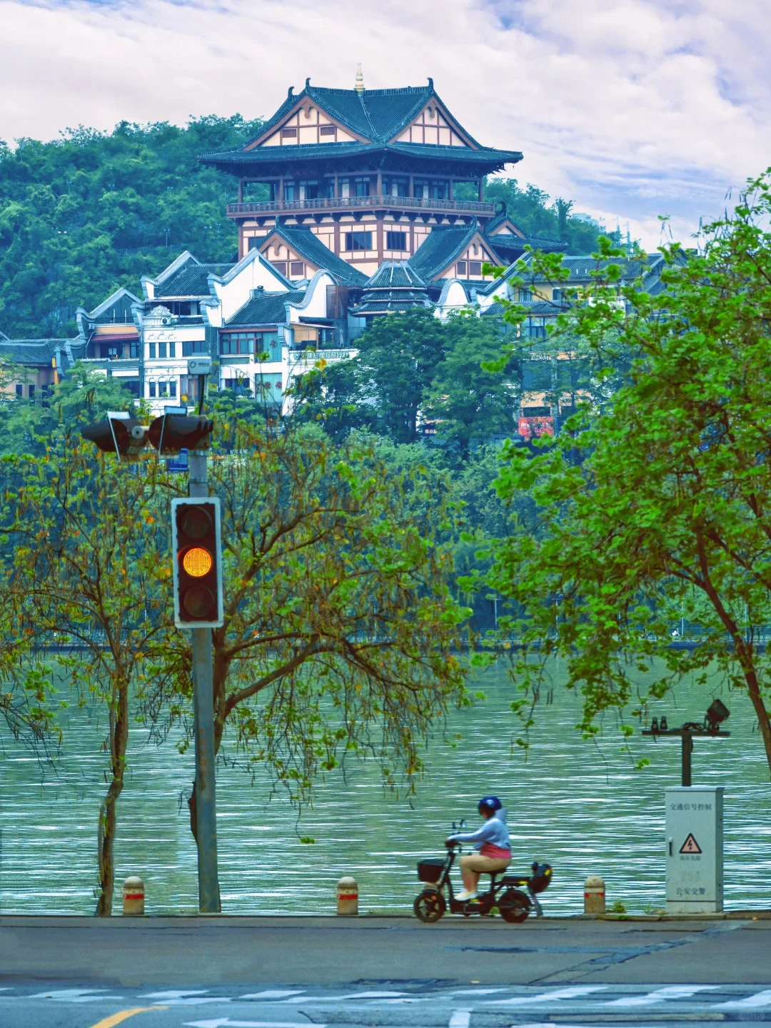 不是维多利亚港，这里只是一座三线小城…