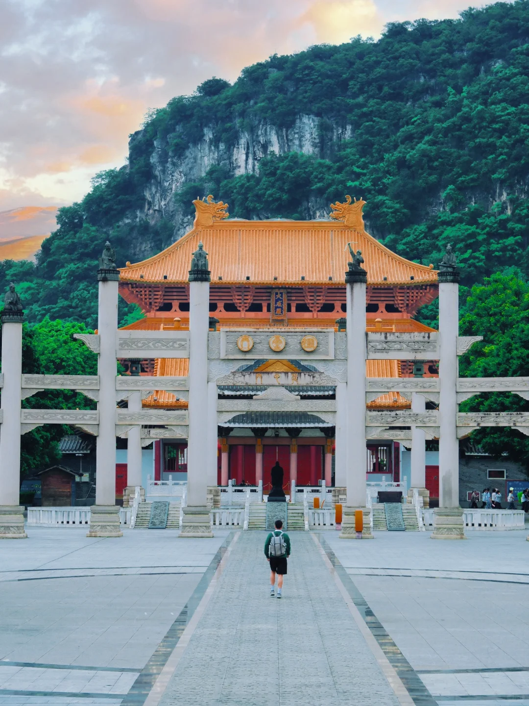 不是维多利亚港，这里只是一座三线小城…