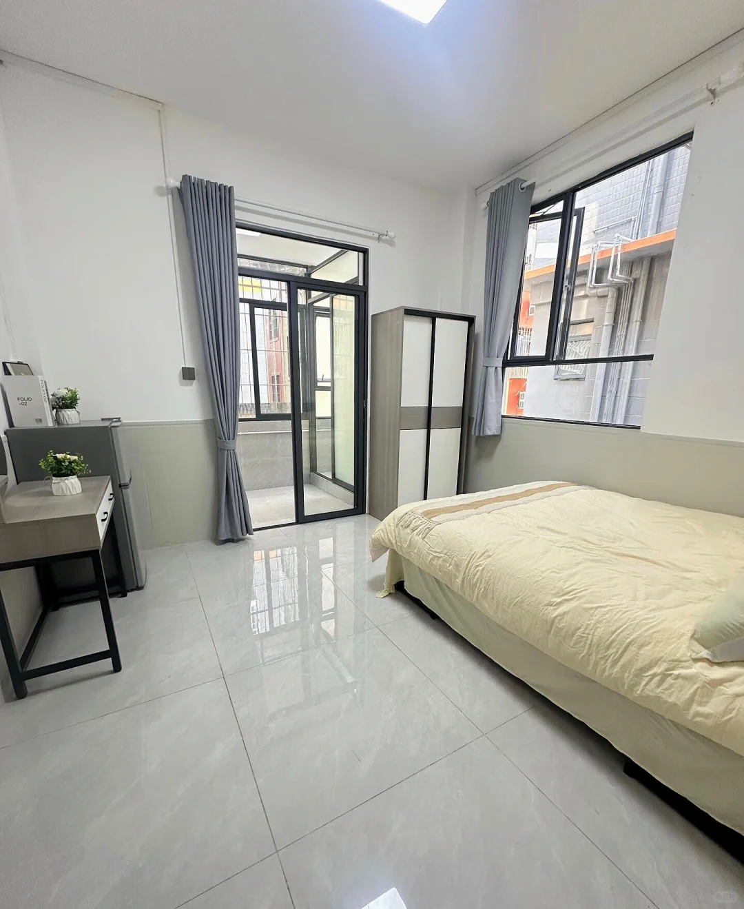 南宁自家采光单间：单间400，可短租，押一付一