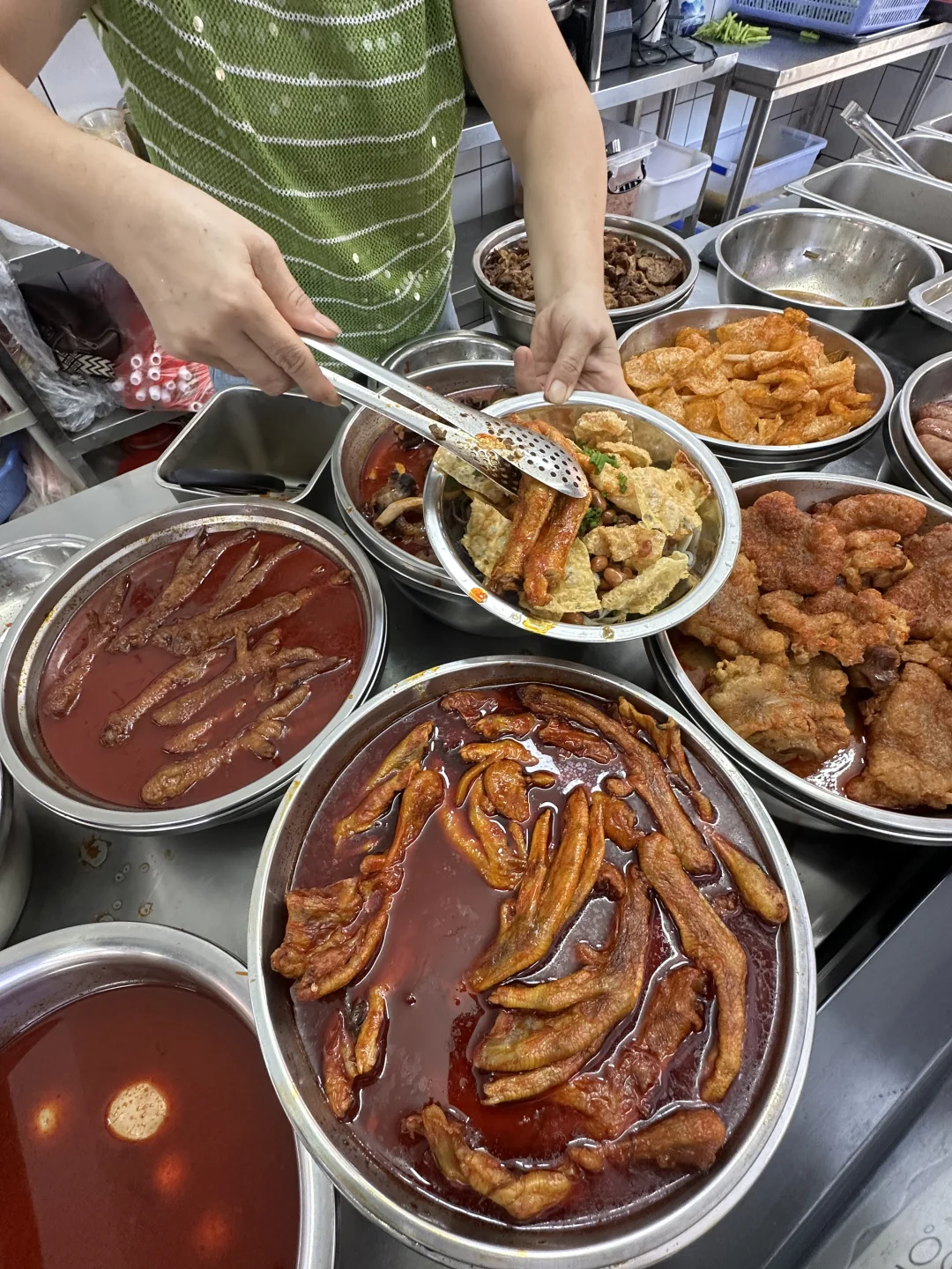 柳州巷子里！！个人心中数一数二的螺蛳粉！