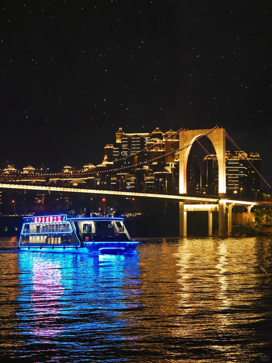 不是维多利亚港，这里只是一座三线小城…