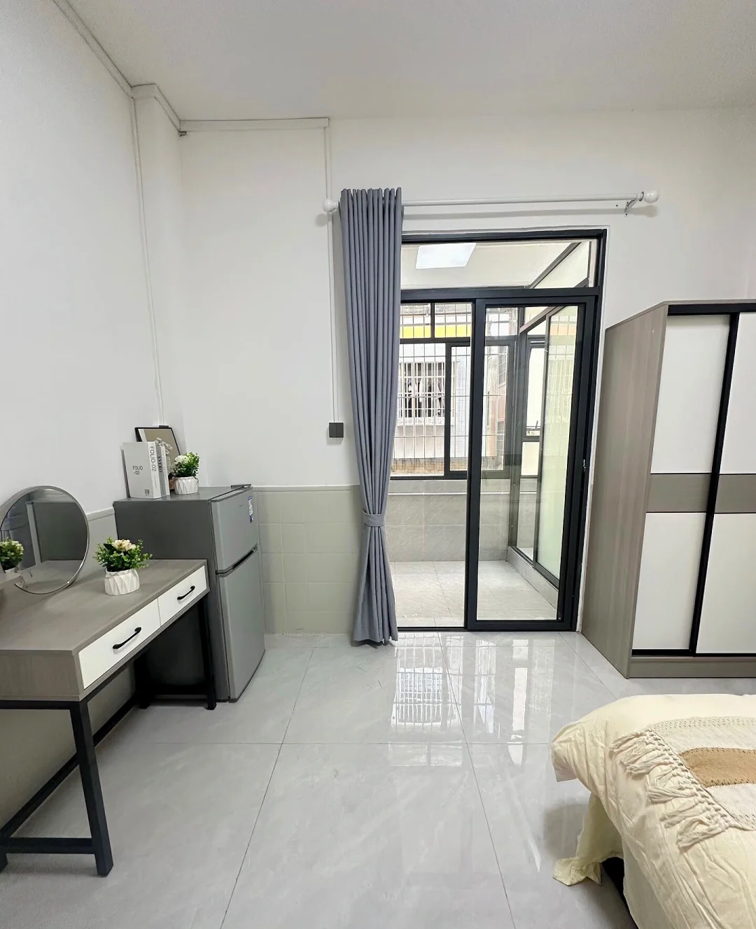 南宁自家采光单间：单间400，可短租，押一付一