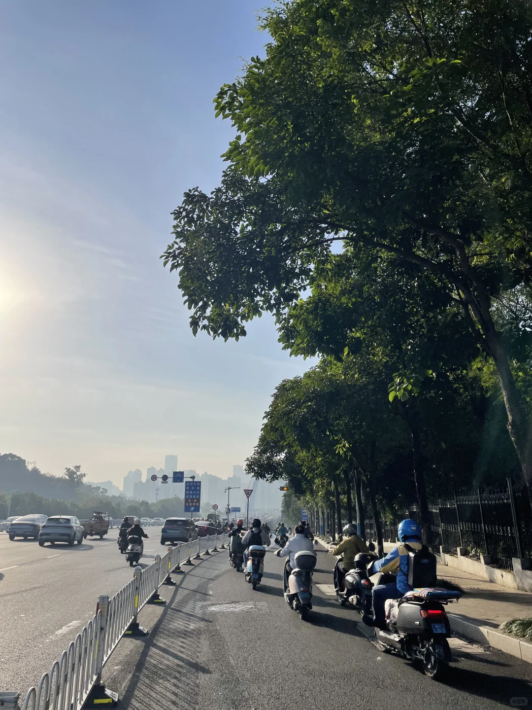 广西南宁本地11月26日天气和穿搭如图