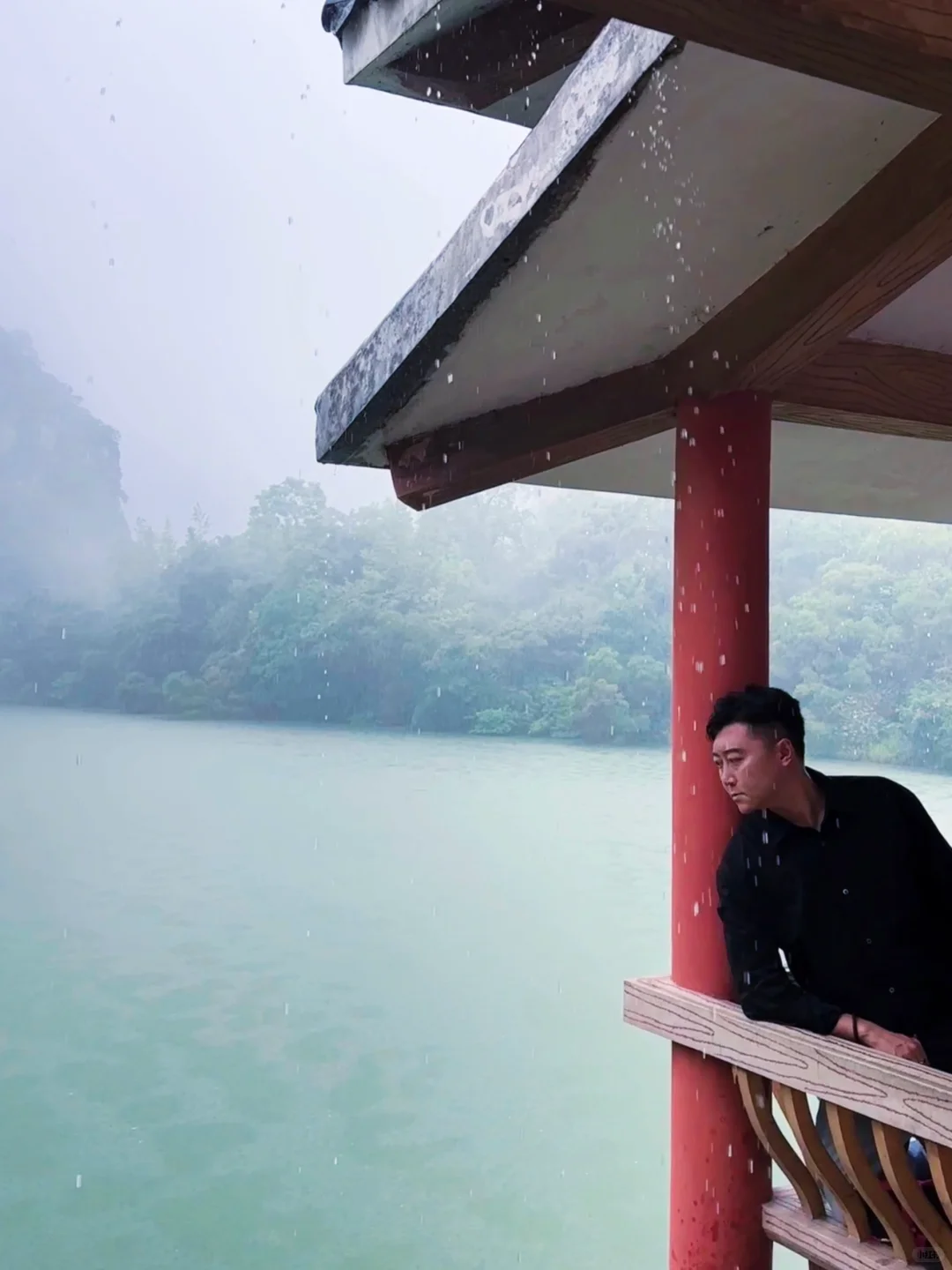 不是维多利亚港，这里只是一座三线小城…