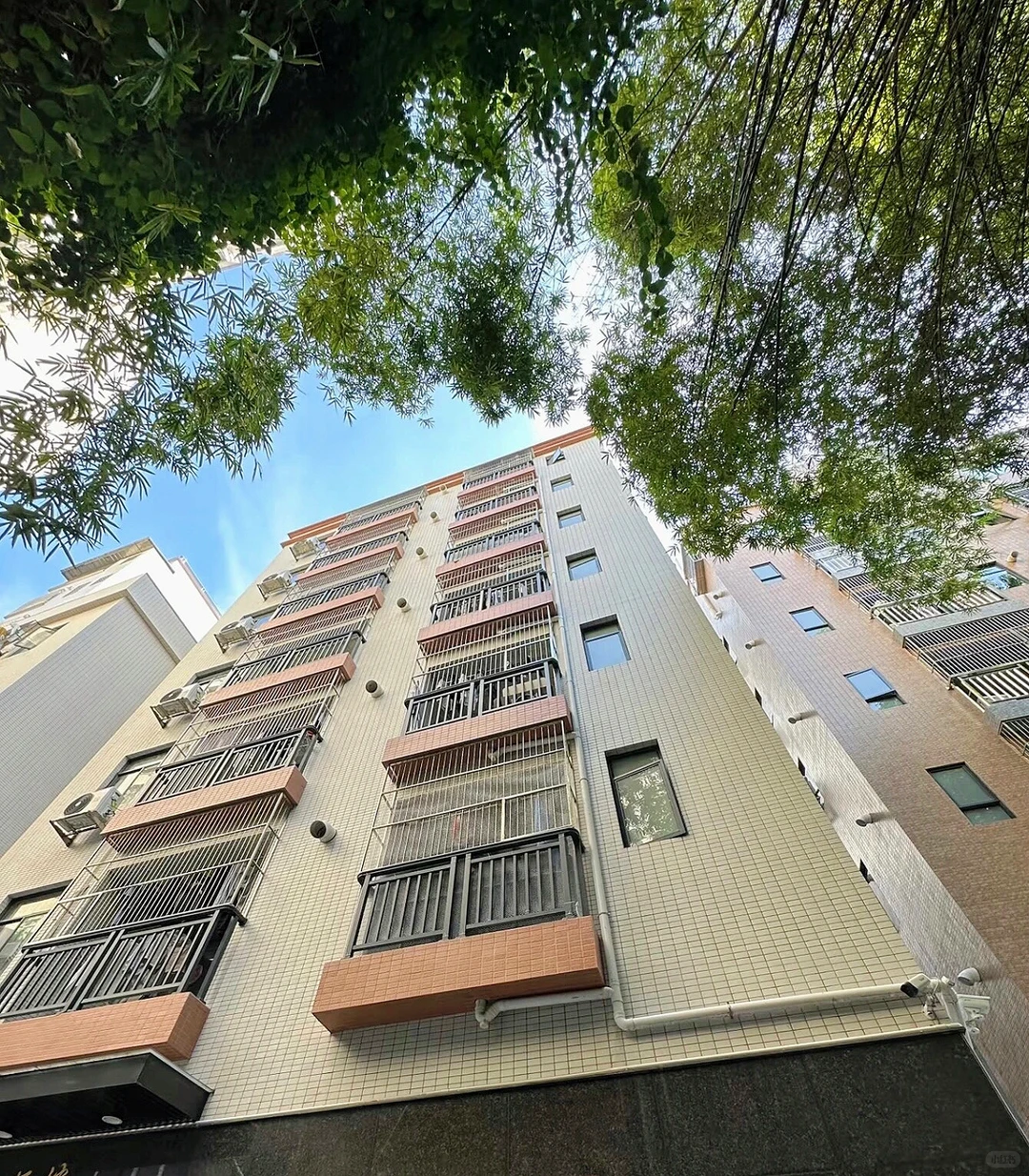 南宁自家采光单间：单间400，可短租，押一付一