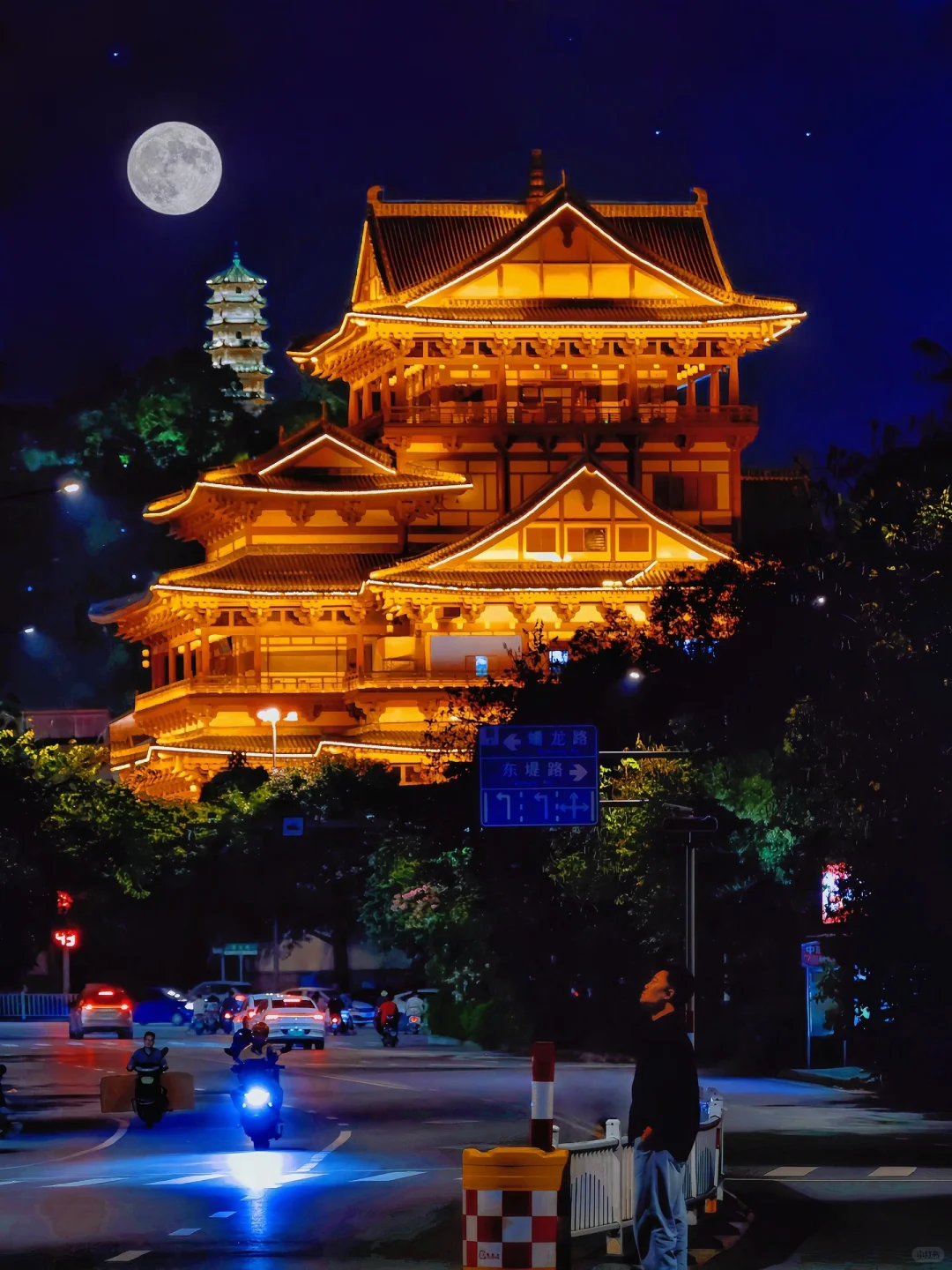 不是维多利亚港，这里只是一座三线小城…