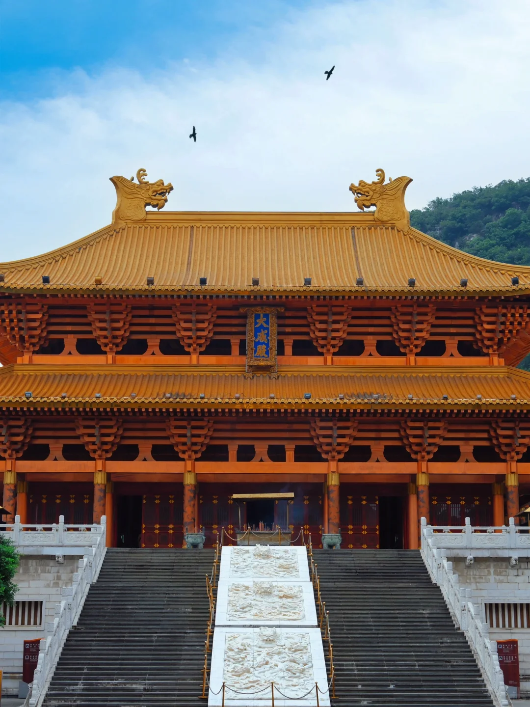 不是维多利亚港，这里只是一座三线小城…