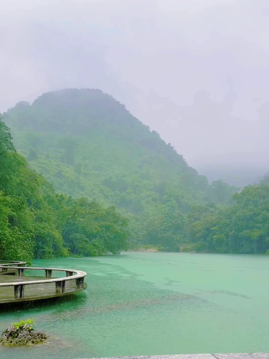 不是维多利亚港，这里只是一座三线小城…