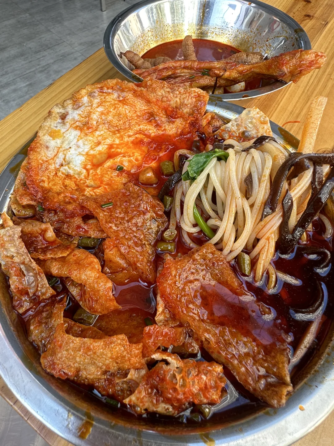 柳州巷子里！！个人心中数一数二的螺蛳粉！