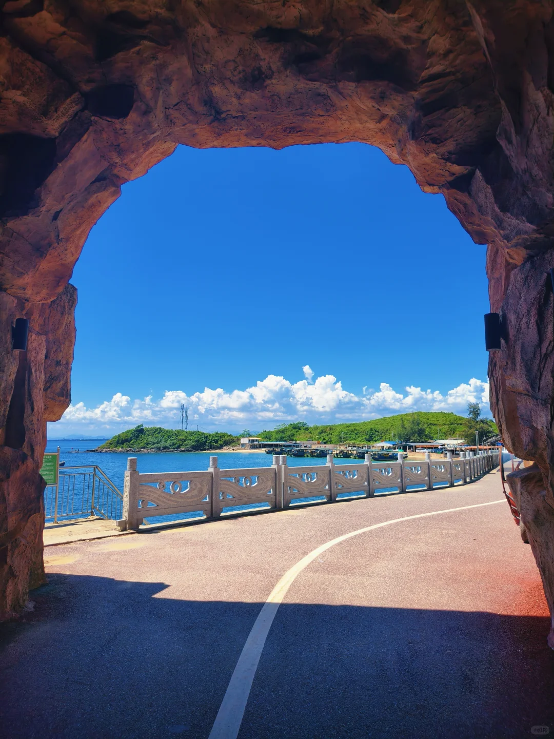 防城港怪石滩，你敢信这大片湛蓝是真的啊