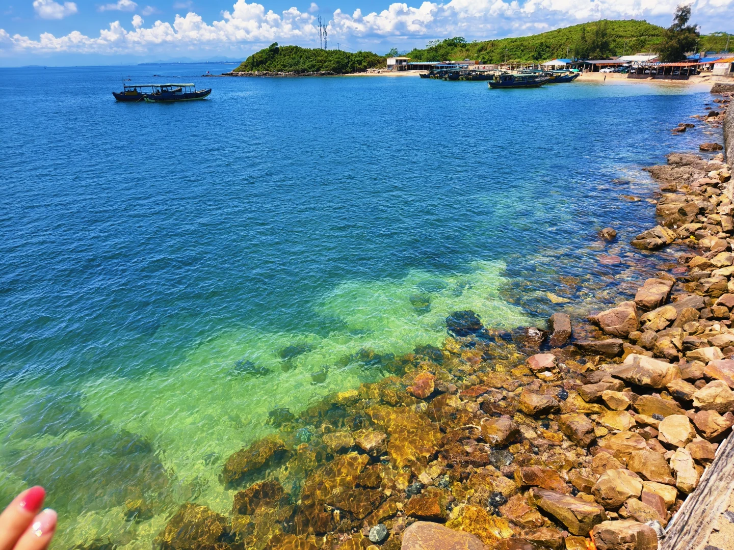 防城港怪石滩，你敢信这大片湛蓝是真的啊