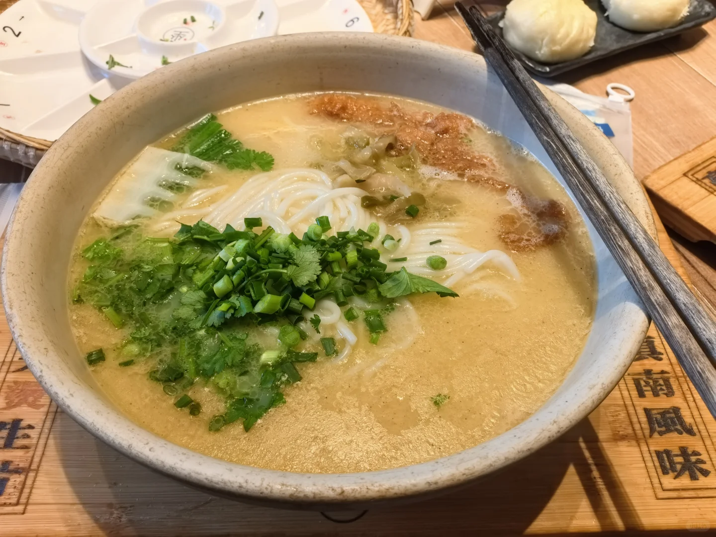 穿着申花跑马-出发！上合昆明