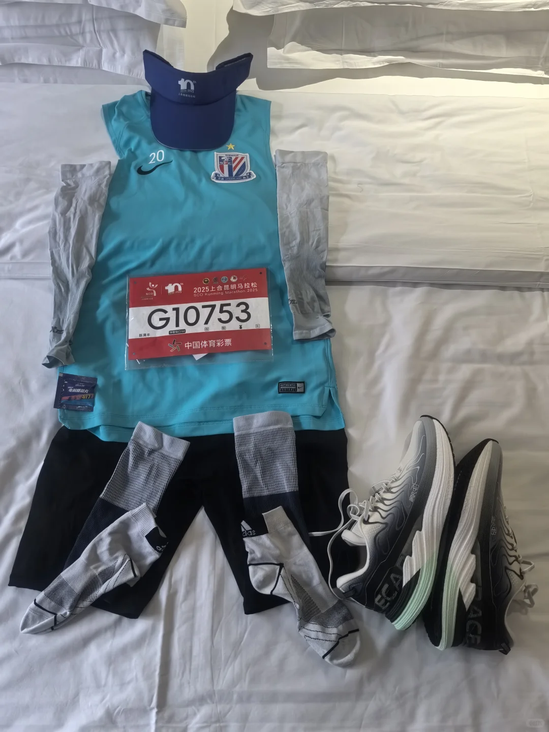 穿着申花跑马-出发！上合昆明