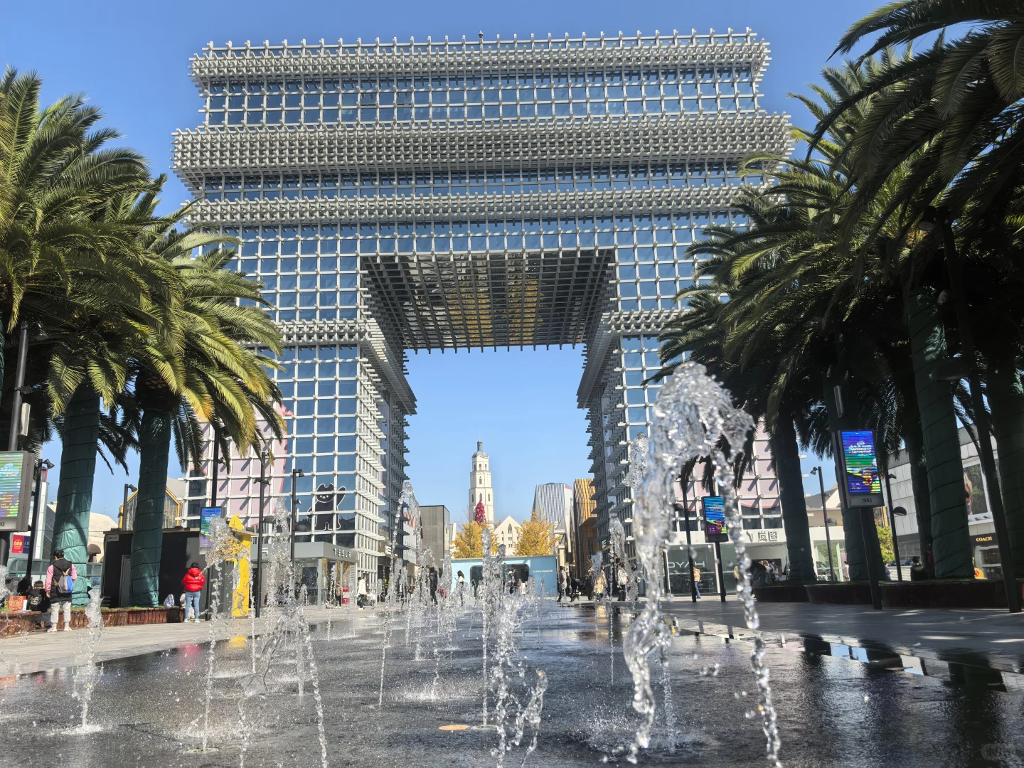 穿着申花跑马-出发！上合昆明