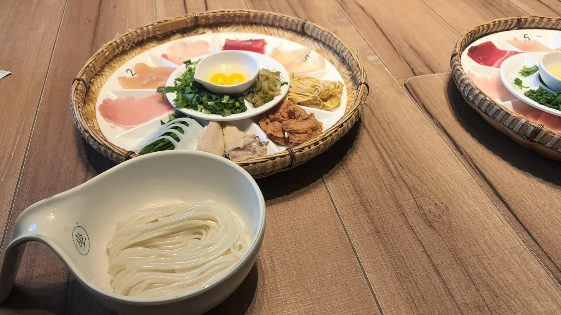 穿着申花跑马-出发！上合昆明