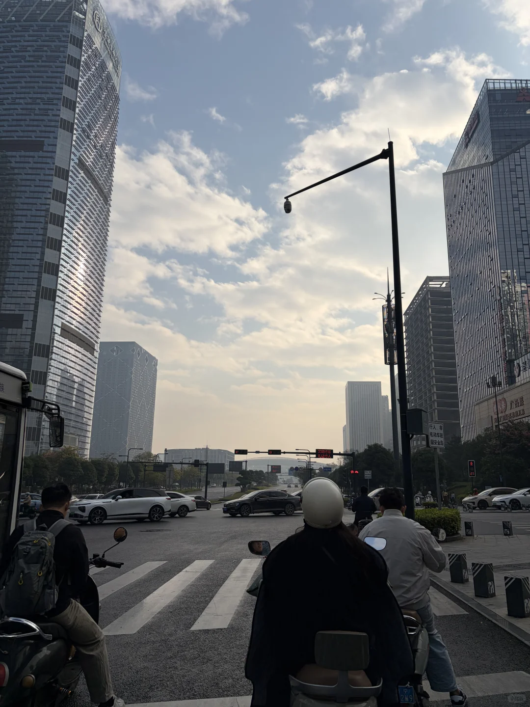 广西南宁本地12月1日天气和穿搭如图