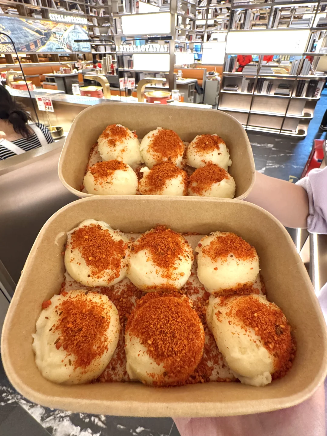 柳州你也是好起来了。。。在书店吃烤肉📕