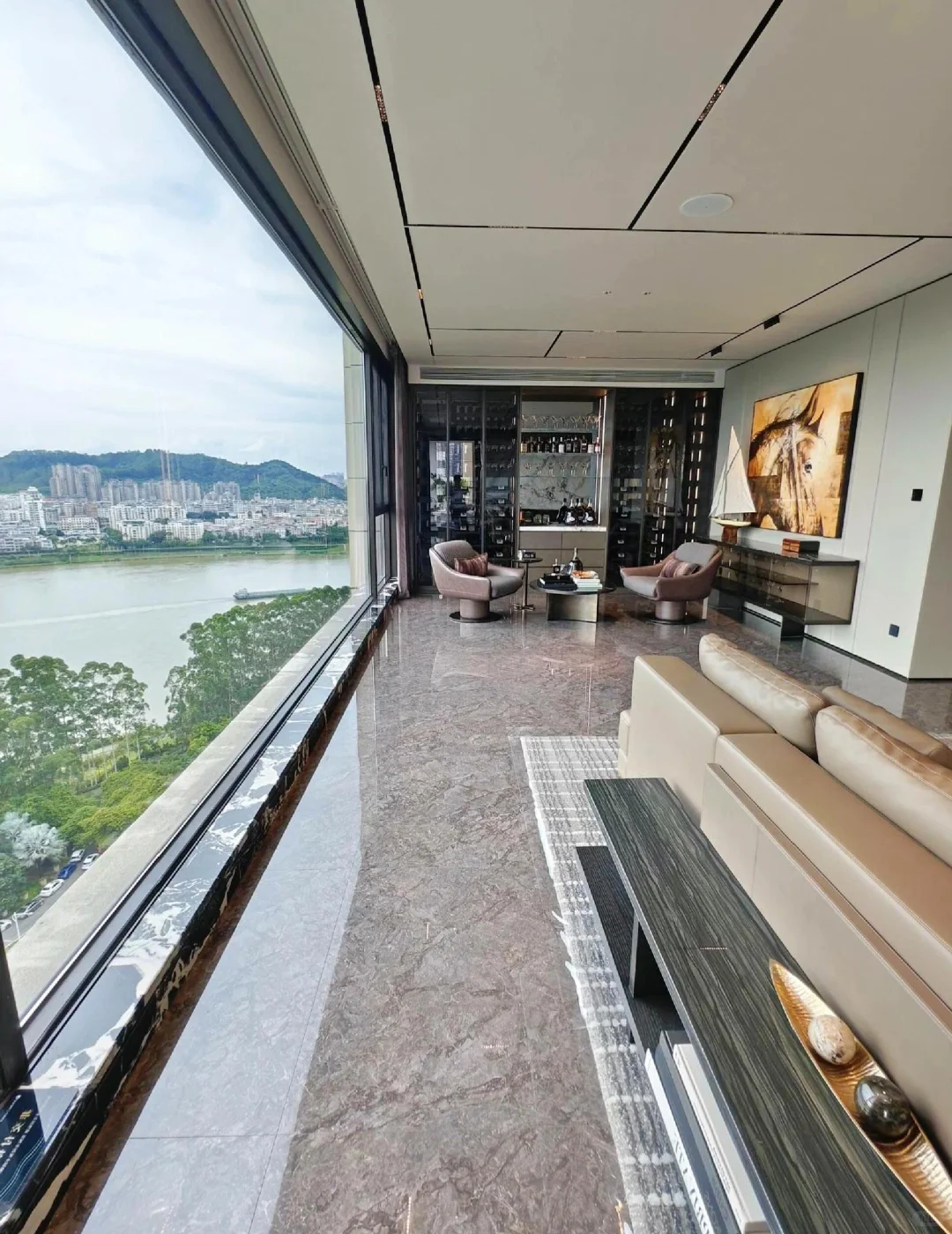 闭眼冲！420万上车246平江景大平层