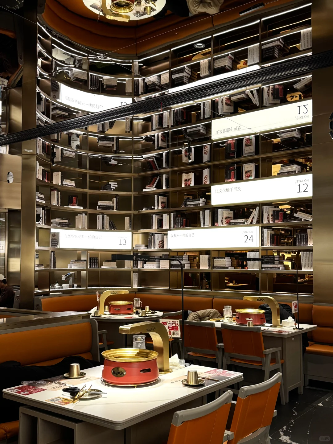 柳州你也是好起来了。。。在书店吃烤肉📕