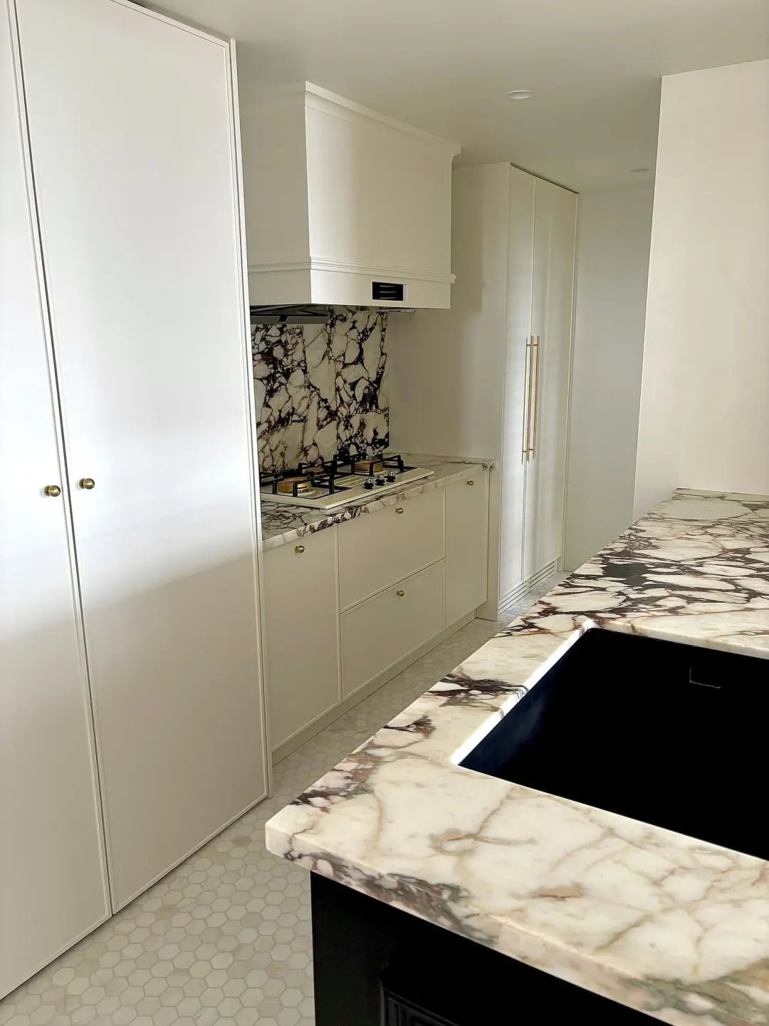 青秀区原价125万，现83万出售法式精装3房