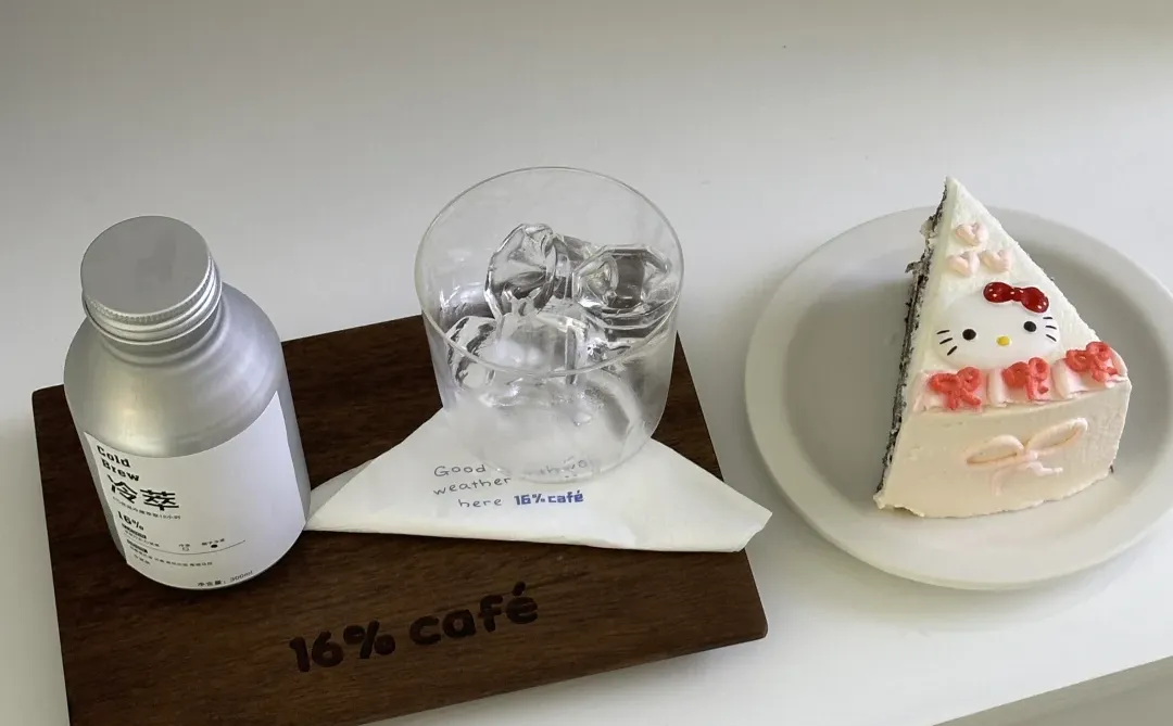 防城港咖啡店里的kitty小蛋糕治愈了我…