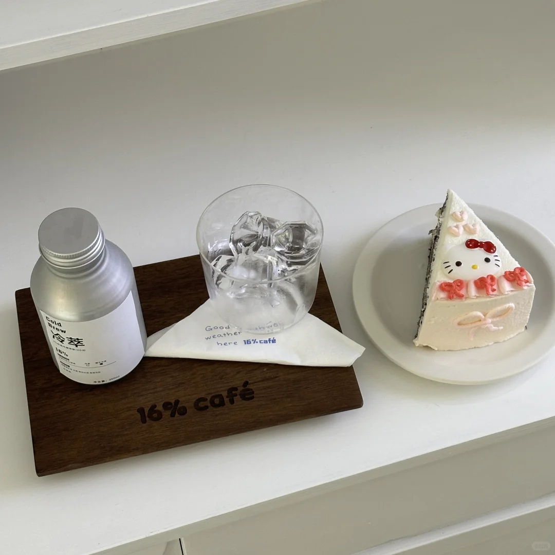 防城港咖啡店里的kitty小蛋糕治愈了我…