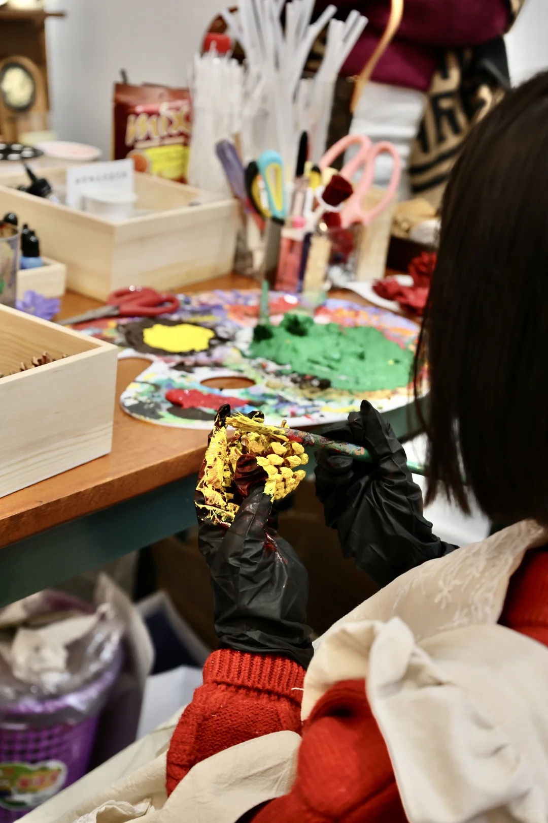 好珍贵的画面啊｜柳州亲子diy油画松果画