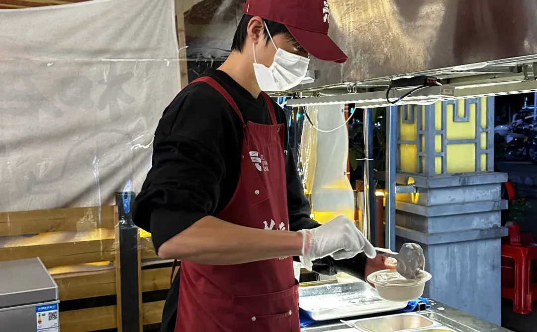 柳州海底捞这个帅哥！！