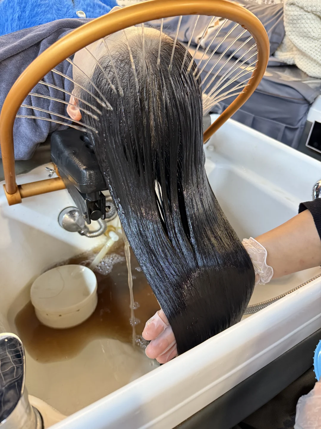 柳州人也太会享受了！！茶麸洗头太舒服了！！