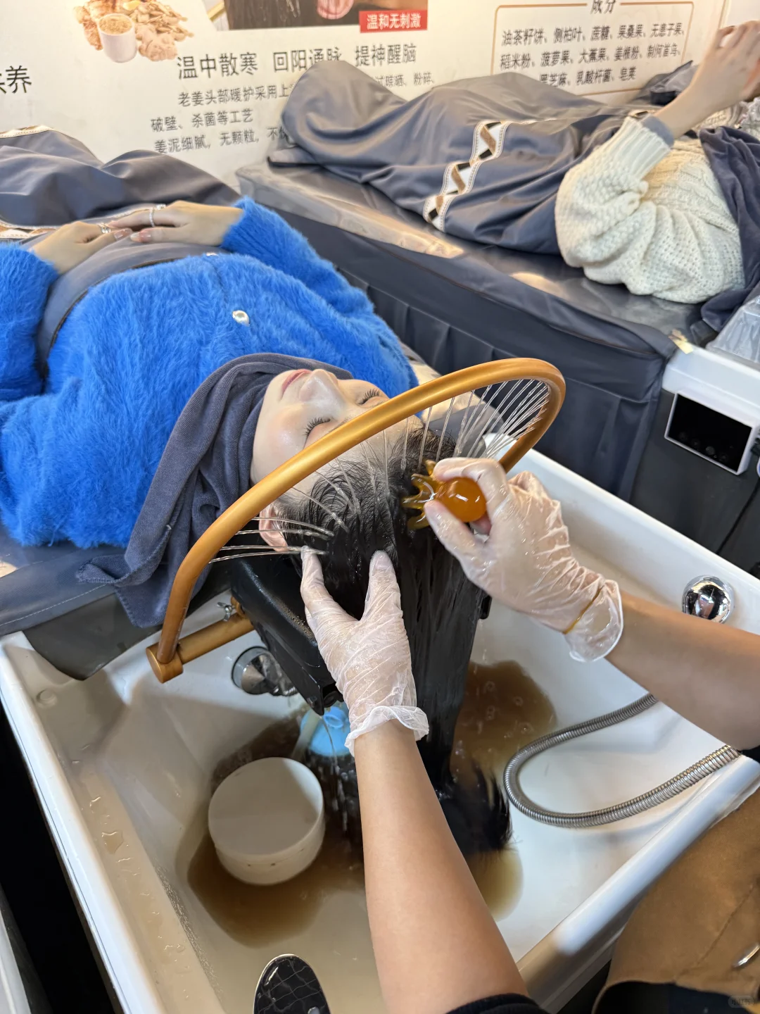 柳州人也太会享受了！！茶麸洗头太舒服了！！