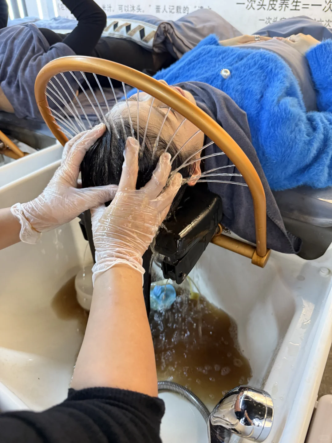 柳州人也太会享受了！！茶麸洗头太舒服了！！