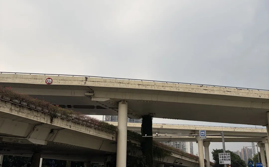 广西南宁本地12月3日天气和穿搭如图