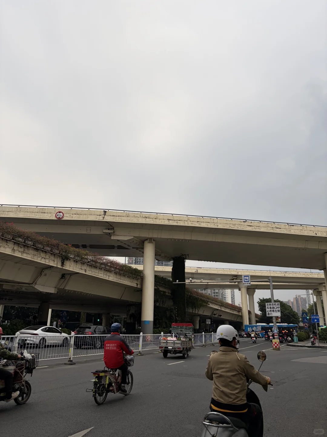 广西南宁本地12月3日天气和穿搭如图