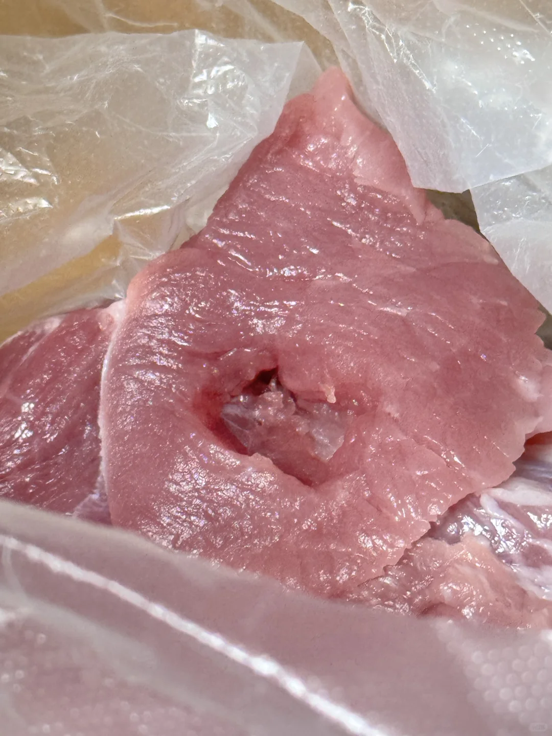 为啥超市买的肉会有这么个洞？