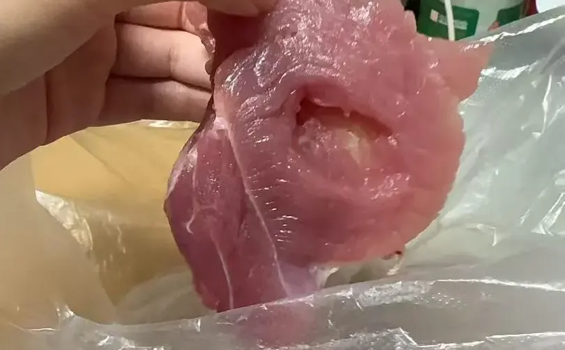 为啥超市买的肉会有这么个洞？